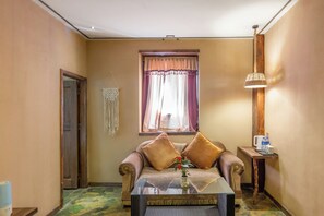 Familiesuite, utsikt mot høyde | Skrivebord og wi-fi (inkludert)