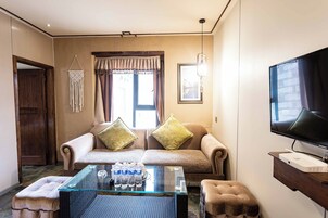 Suite familiar, vistas a la colina | Escritorio y wifi gratis