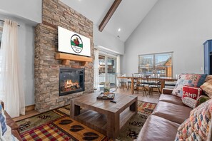 Smart TV y chimenea 
