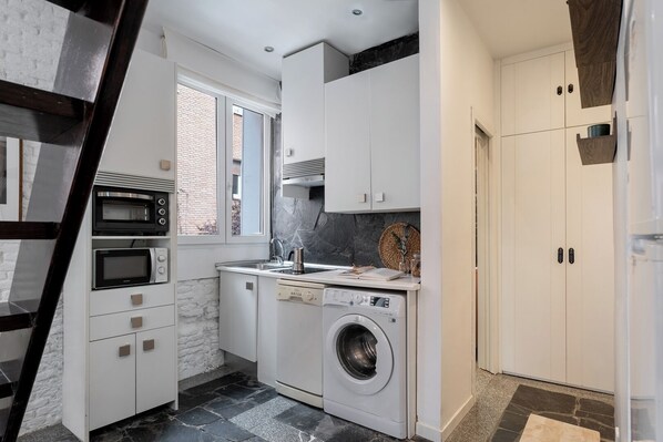 Fridge, microwave, oven, stovetop
