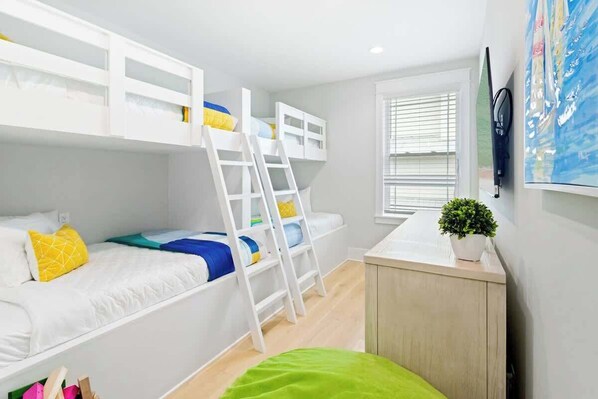5 habitaciones, tabla de planchar con plancha y cuna de viaje 