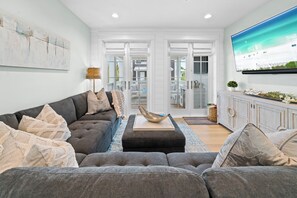 Smart TV, lareira, livros, aparelho de som