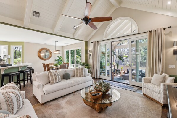 Smart-TV, Bücher, Arbeitsbereiche, Computerbildschirme