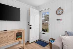 Smart TV - No Plans: Cozy Dog-Friendly Cape Cottage (South Yarmouth)