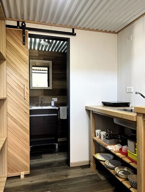 Réfrigérateur, micro-ondes, plaque de cuisson, cafetiÚre/bouilloire