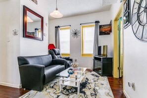 Smart TV - Beautifully decorated 1-bedroom for long term stay (San Antonio)