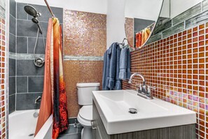 Hair dryer, towels, soap, toilet paper - Beautifully decorated 1-bedroom for long term stay (San Antonio)