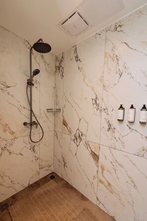 Superior Double Room, 1 King Bed | Bathroom | Hair dryer, slippers, towels, soap - Guo Mao San Li Tun Apartment (Beijing)