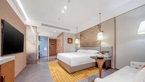 Kamar Double Superior, 1 Tempat Tidur King | Brankas, tirai kedap cahaya, setrika/meja setrika, dan Wi-Fi gratis