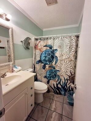 Een haardroger, handdoeken, zeep, toiletpapier