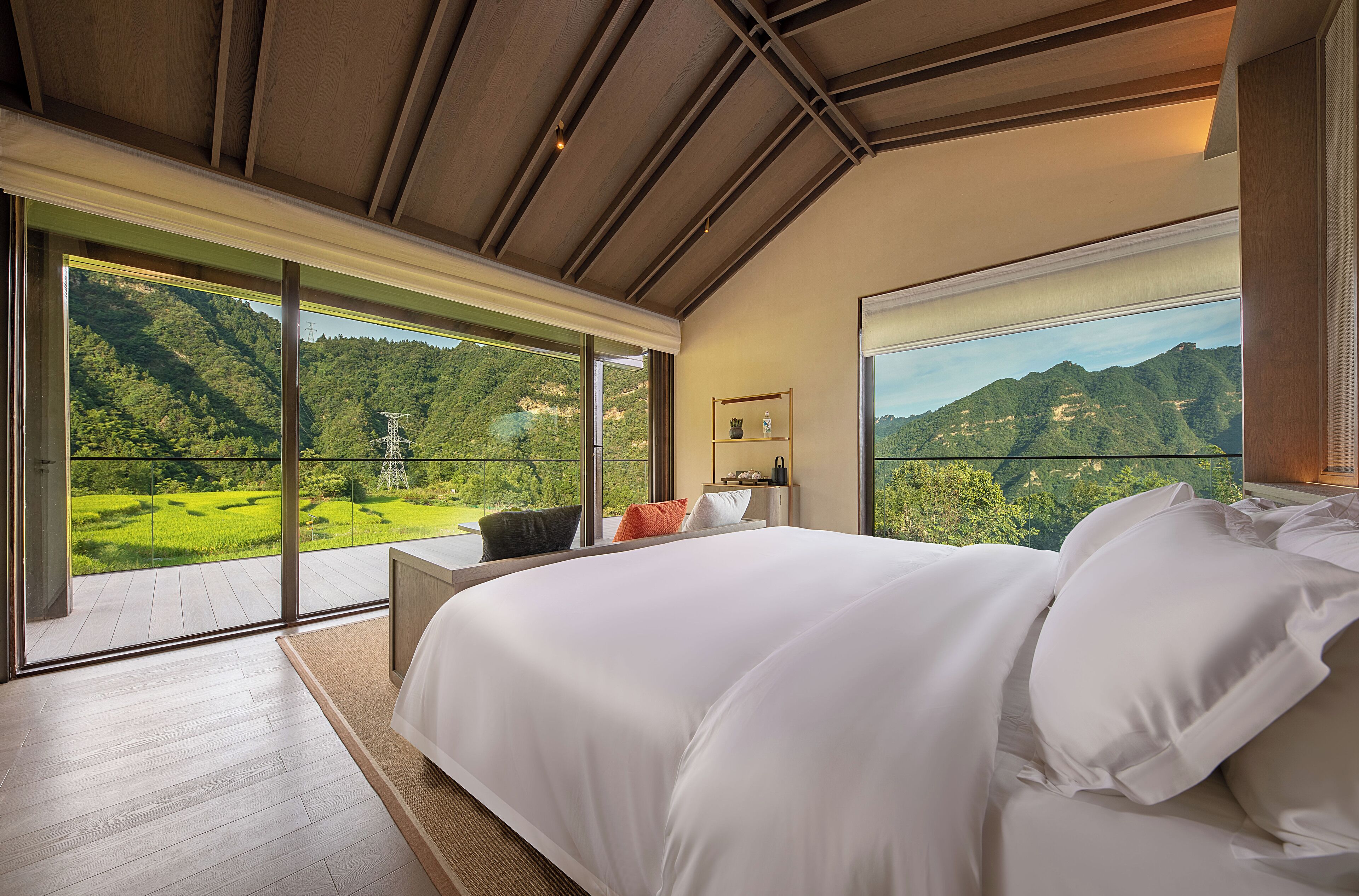 Premium bedding, free minibar, individually decorated