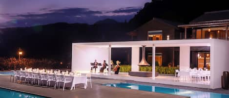 Una piscina al aire libre