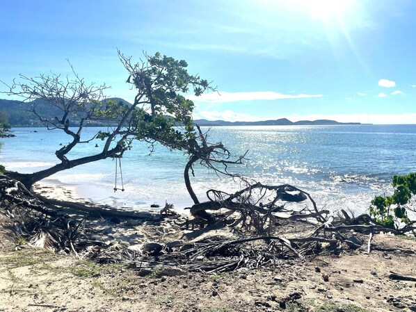 Nära stranden och solstolar