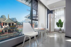 经济三人房 | 高档床上用品、羽绒被、记忆海绵床垫、隔音