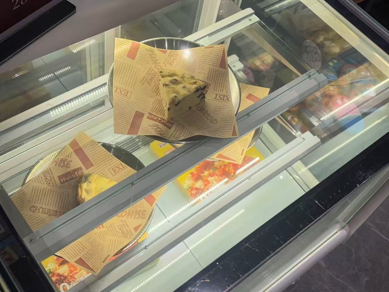 Vitrina refrigerada con productos alimenticios.