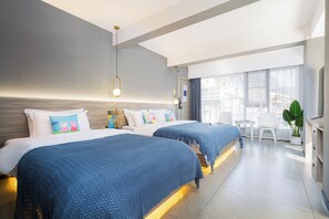 Economy driepersoonskamer | Luxe beddengoed, donzen dekbedden, bedden met traagschuimmatras