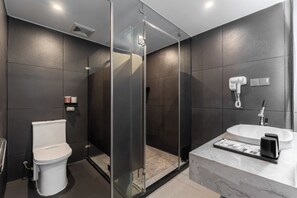 Hair dryer, slippers, shampoo, toilet paper - Guilin Yangshuo Emoji Youth Hostel-West Street Li River Yulong River Variety Activities (Guilin)