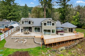 Exterior - River's Rest: 3BR, waterfront views, hot tub, grill, fire pit! (Walterville)