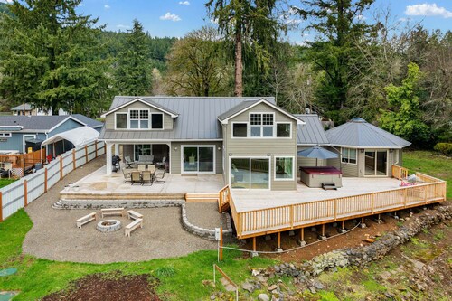 River's Rest - Waterfront Views, Hot Tub, Grill & Fire Pit