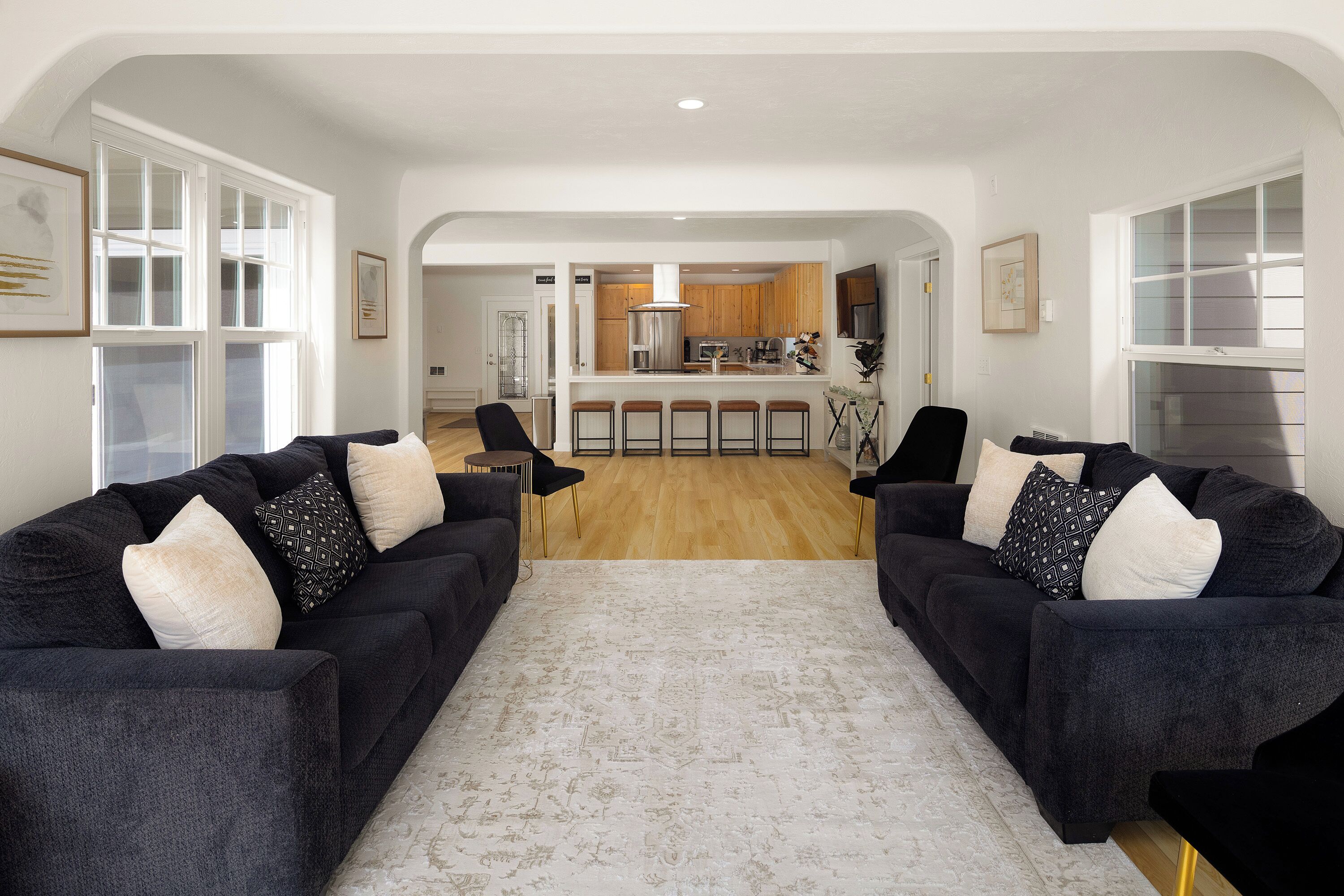 Een televisie en een open haard