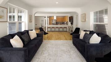 Een televisie en een open haard