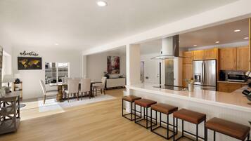 Frigorífic, microones, forn i placa de cuina