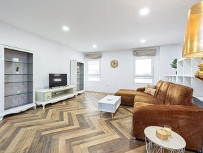 Smart TV - H2M Pasaje Nobleja close Train St, SmartTv, AACC (Málaga)