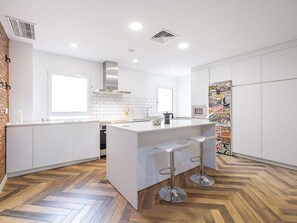 Frigorífico, microondas, horno y placa de cocina