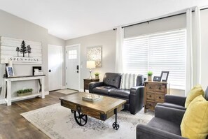 Smart-TV, Videospiele, DVD-Player, Tischfußball