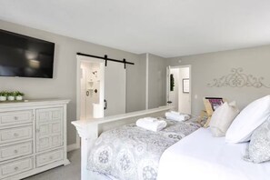 3 chambres, bureau, fer et planche à repasser, lit de bébé portatif