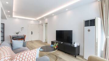 2 bedrooms, premium bedding, down duvets, desk