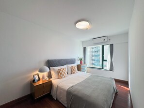 Leilighet, byutsikt | 2 soverom, sengetøy av topp kvalitet, dundyner og skrivebord