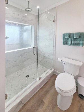 Dusche, Haartrockner, Handtücher, Seife