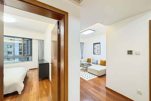 Senior-Apartment, 2 Schlafzimmer, Nichtraucher | Wohnbereich | 55-Zoll-LCD-Fernseher mit Digitalempfang