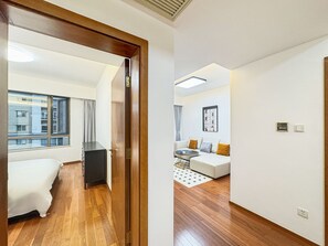 Senior-Apartment, 2 Schlafzimmer, Nichtraucher | Wohnbereich | 55-Zoll-LCD-Fernseher mit Digitalempfang