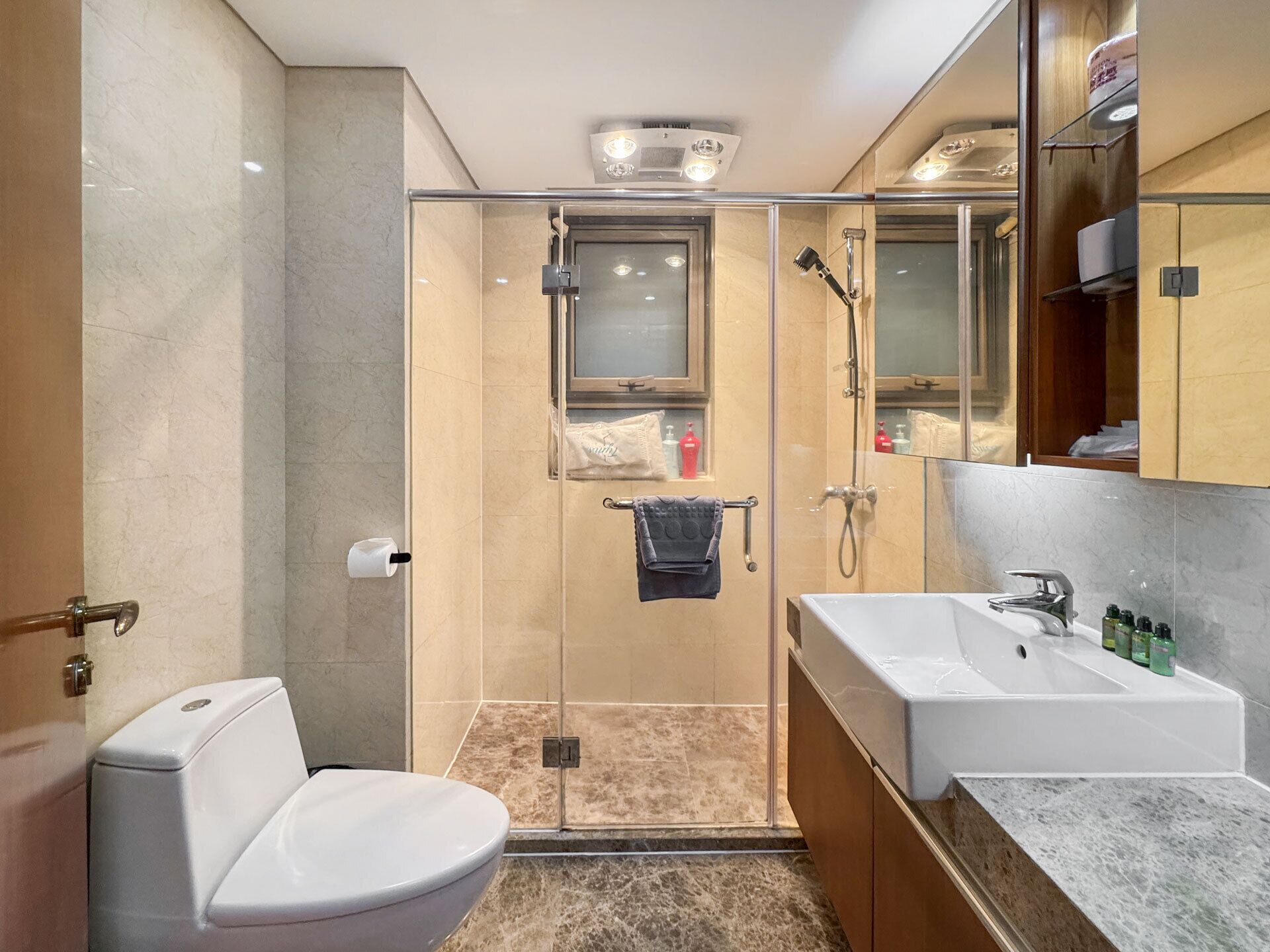 Suite sénior, 3 habitaciones, no fumadores, cocina | Baño | Artículos de higiene personal de diseño, secador de pelo y toallas
