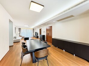 Senior-Suite, 3 Schlafzimmer, Nichtraucher, Küche | Wohnbereich | 55-Zoll-LCD-Fernseher mit Digitalempfang