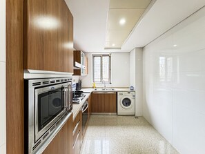 Senior-Suite, 3 Schlafzimmer, Nichtraucher, Küche | Eigene Küche | Großer Kühlschrank, Mikrowelle, Herdplatte, Reiskocher