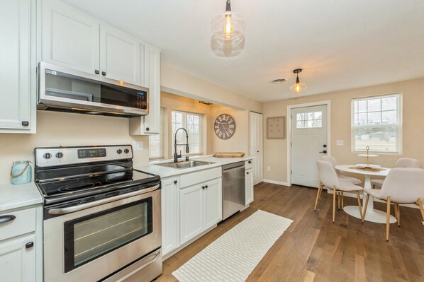 Cookware/dishes/utensils