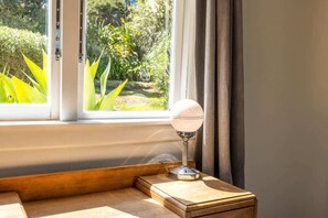 Interior - Deco Cottage - Our Island (Waiheke Island)