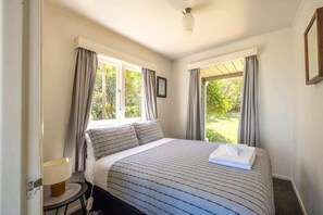 3 bedrooms, iron/ironing board, WiFi, bed sheets