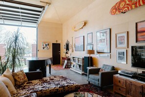 Smart TV, fireplace, computer monitors, printers - Studio Orange (Wilmington)