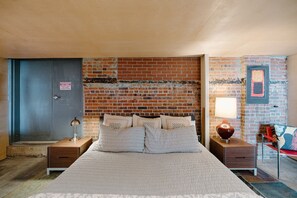 2 bedrooms, desk, WiFi, bed sheets