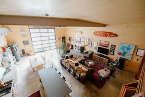 Smart TV, chimenea, monitor de computadora y impresora 