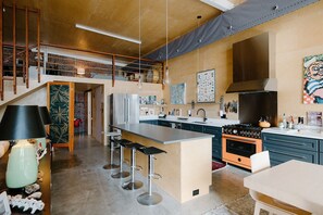 Fridge, microwave, oven, stovetop - Studio Orange (Wilmington)