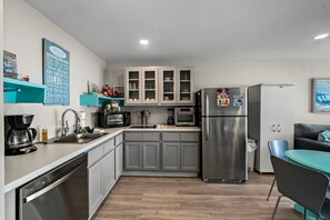 Geladeira, micro-ondas, cooktop, lava-louças