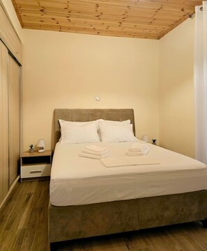 4 bedrooms, desk, iron/ironing board, travel cot