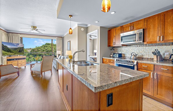 Jääkaappi, mikroaaltouuni, uuni, liesi