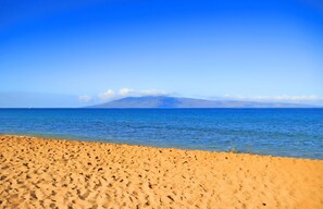 På stranden