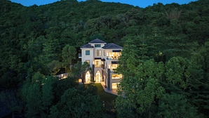 A two-story house with a balcony, surrounded by dense forest. - Miyue Shenzhen Tianlu Secret Wild Wizard Holiday Hotel (Shenzhen)